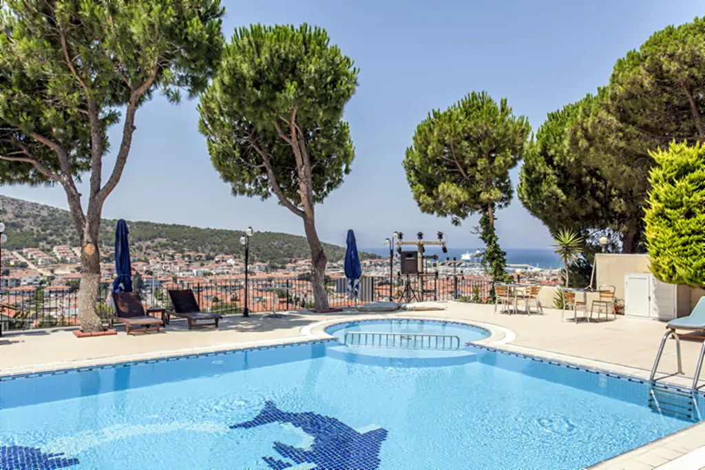 Havuz ve Çeşme manzarası — Solmaz Deluxe Otel Çeşme