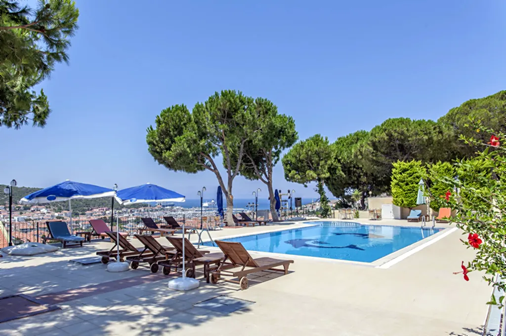 Havuz başı şezlonglar — Solmaz Deluxe Otel Çeşme
