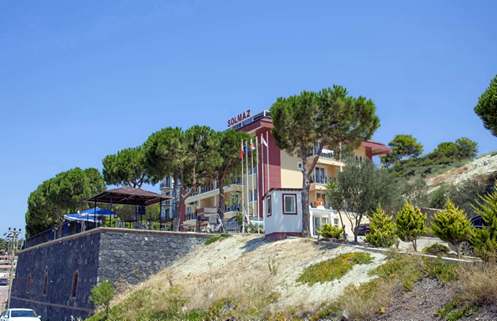 Çam ağaçları arasında otelimiz — Solmaz Deluxe Otel Çeşme