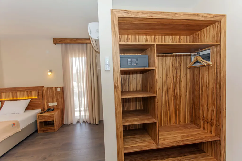 Oda dolabı ve kasa — Solmaz Deluxe Otel Çeşme