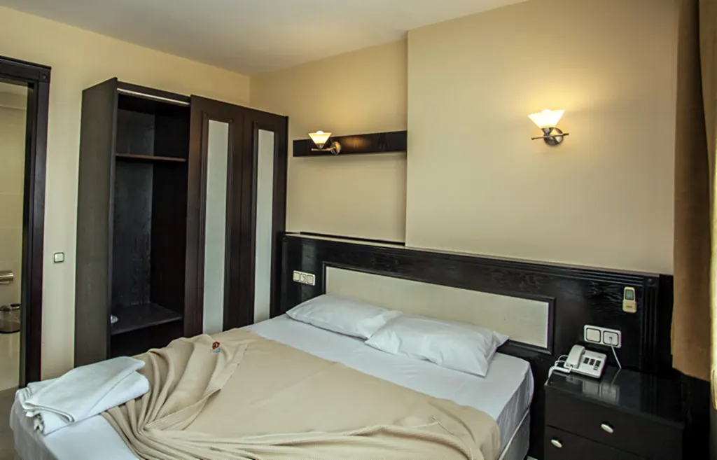 Suit oda yatak bölümü — Solmaz Deluxe Otel Çeşme